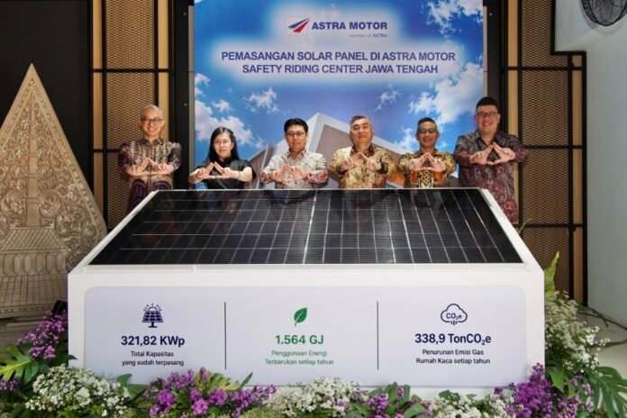 Caption Foto : AMGreeners_01: Chief Executive Astra Motor Robien Tony (ketiga dari kiri) dan Chief Operating Officer Budi Astono (ketiga dari kanan) meresmikan pemasangan penggunaan sistem Solar Photovoltaic (Solar PV) berkapasitas 40 kilowatt peak (kWp) di Astra Motor Safety Riding Center Jawa Tengah (15/06/2026). Peresmian ini pun turut disertai oleh Marketing Division Head Ronny Agustinus (kiri), Finance and Administration Division head Astra Motor Linda Yunita Harjo (kedua dari kiri), Retail Division Head Agoes Setiawan (kedua dari kanan), dan Operational Division Head Arnanto Gunara (kanan)