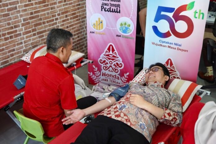 AMHealth_03: Dalam rangka perayaan HUT ke 56 Astra Motor, Chief Executive Astra Motor Robien Tony melakukan Donor Darah dibantu oleh Palang Merah Indonesia Provinsi Jateng sebagai jembatan penyaluran sumbangan donor darah bagi saudara kita yang membutuhkan.