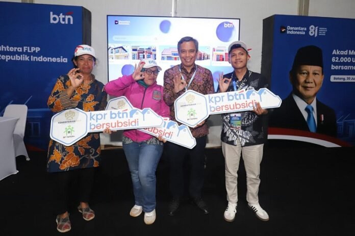 Para penerima akad KPR BTN berfoto bersama dengan pimpinan BTN di Batang, Jawa Tengah