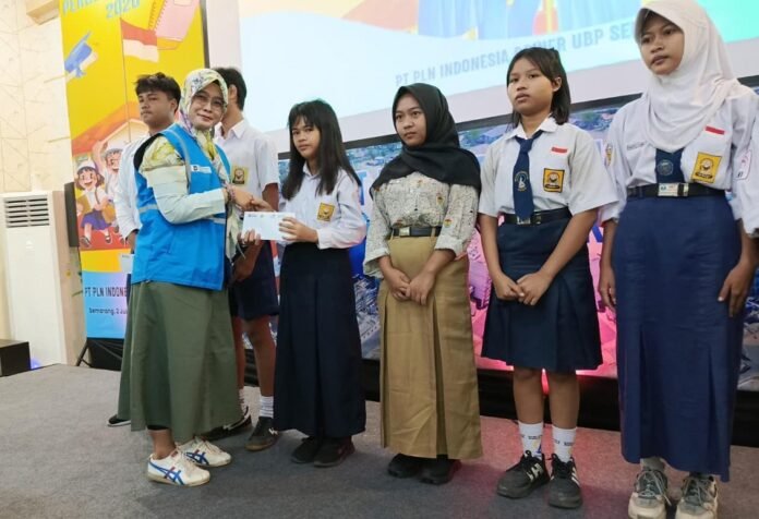 Penyerahan beasiswa secara simbolis PLN Indonesia Power Semarang