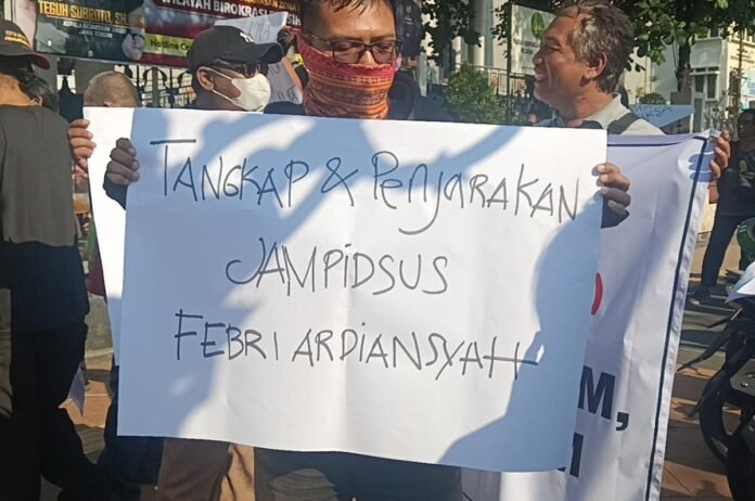 Aliansi Masyarakat Semarang Anti Korupsi (ASMAK) ketika aksi unjuk rasa di depan Kantor Kejaksaan Tinggi (Kejati) Jawa Tengah