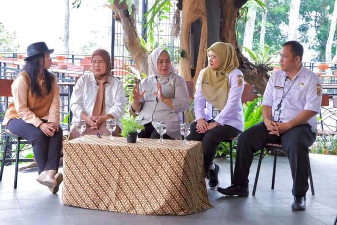 Sri Hartini dalam acara Dialog Parlemen: Berkolaborasi Menyukseskan 1.000 Desa Wisata di Jateng di Pinusia Park, Kalianyar, Kalirejo, Ungaran, Kabupaten Semarang