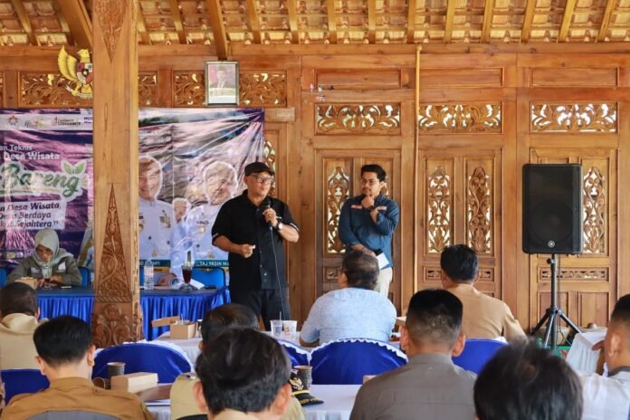Kegiatan bimbingan teknis (Bimtek) tata kelola desa wisata, yang dilaksanakan di balai pertemuan Kampung Prapen, Desa Pesanggrahan, Kecamatan Kroya, Selasa (28/7/2026).