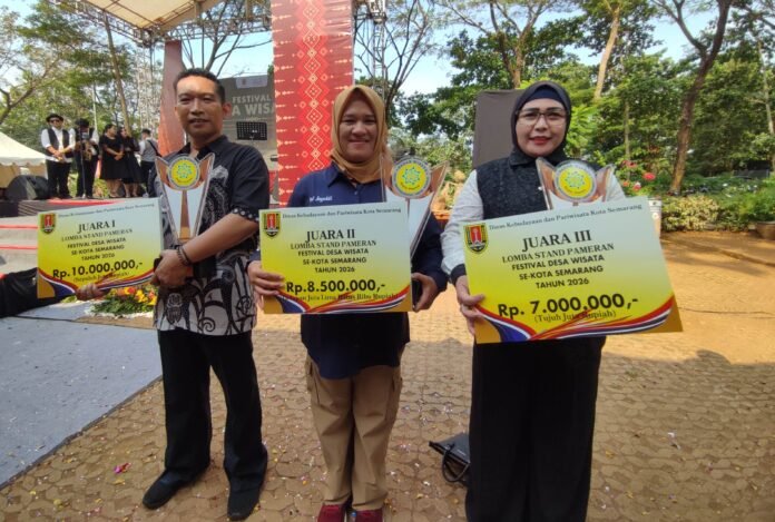 Foto bersama para juara kategori lomba stand pameran di Festival Desa Wisata Kota Semarang 2026