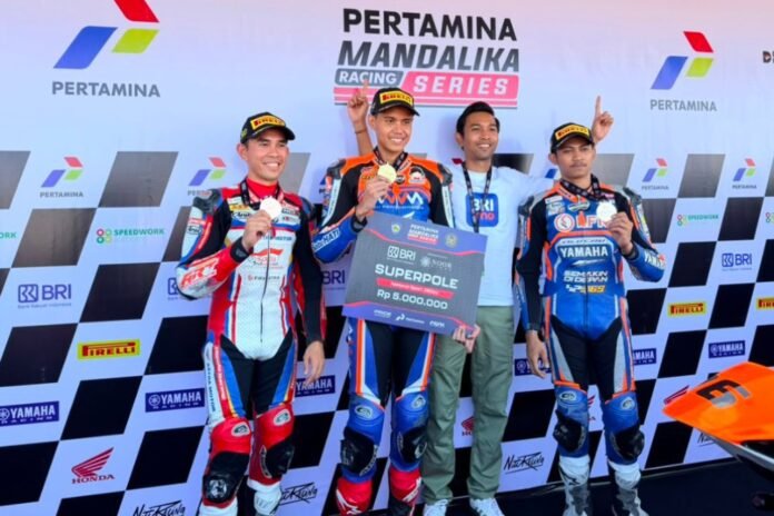 Gery Salim (kiri) turun di kelas Nasional Sport 250cc menggunakan CBR 250RR dan berhasil menyelesaikan putaran di superpole dengan berhasil menjadi juara ke 3 di Mandalika Racing Series putaran ke 3 (25-26/7/2026). (Foto : Dok Honda)