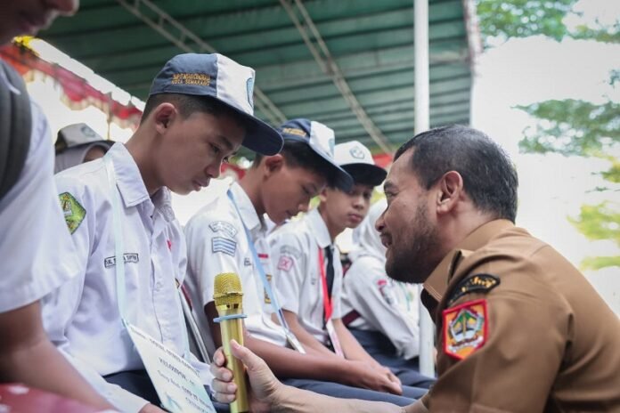 Gubernur Jawa Tengah Ahmad Luthfi meninjau langsung pelaksanaan hari pertama pembelajaran Program Sekolah Kemitraan di SMA Laboratorium UPGRIS, Kota Semarang