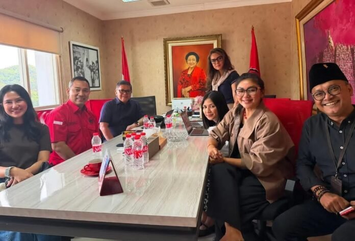 Mantan Wali Kota Semarang Hendi bertemu dengan politikus senior PDI Perjuangan (PDIP), Hasto Kristiyanto