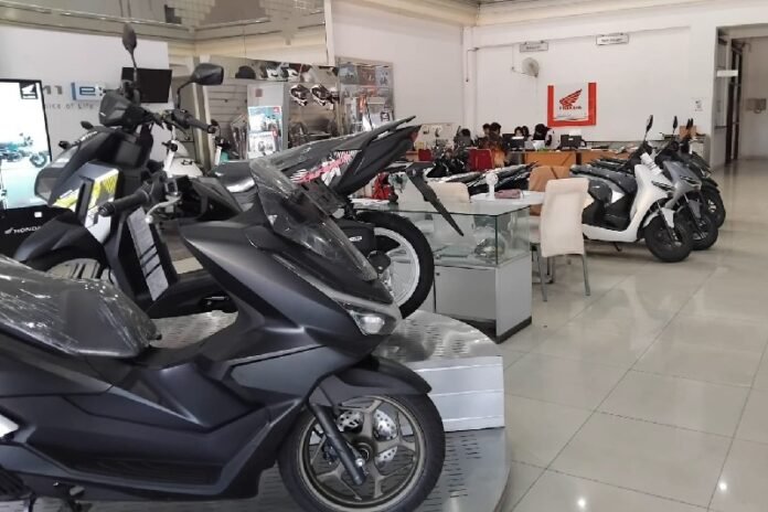 Sejumlah kendaraan merk Honda dengan berbagai type yang berada di Dealer Cahaya Sakti Karanganyar. (Foto : Alif)