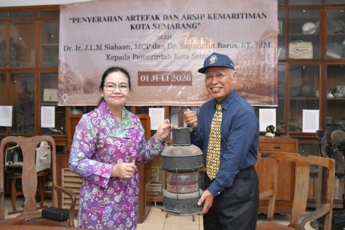 Wali Kota Semarang dengan para pakar sejarah, akademisi, dan kolektor artefak di Medan, yang dihadiri Dr. Ir. Jimmy Lassang Manahara Siahaan M.CP, Dr. Saparudin Barus, S.T., M.M, Prof. Ikhwan, Prof. Robert Sibarani serta perwakilan Masyarakat Sejarah Indonesia (MSI) Sumatera Utara pada Rabu (1/7/2026). (Foto : Dok Pemkot Semarang)