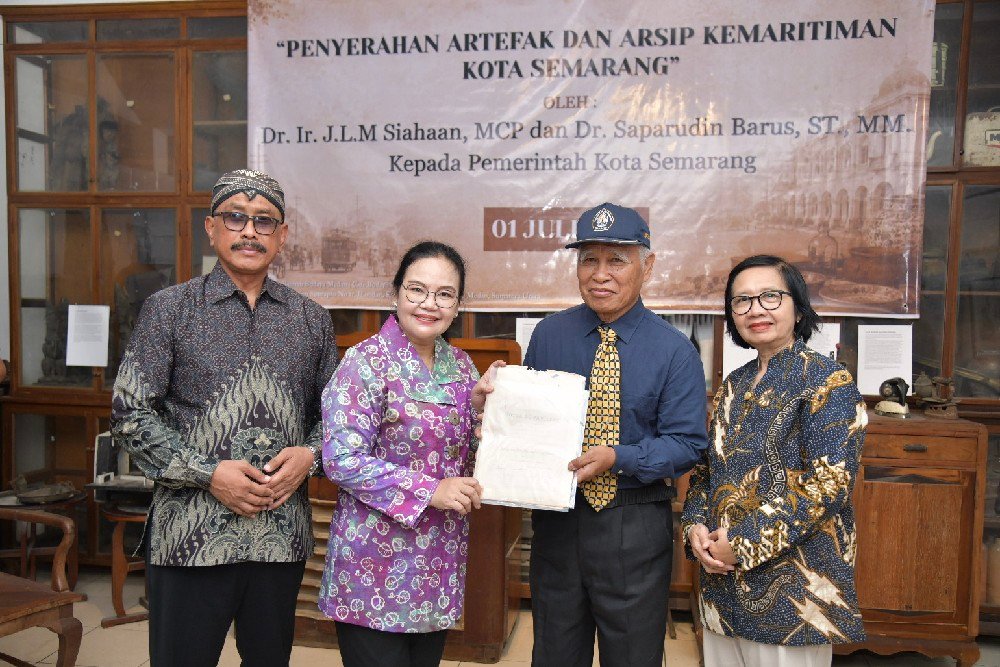 Agustina Wali Kota Semarang Agustina dengan para pakar sejarah, akademisi, dan kolektor artefak di Medan dan perwakilan Masyarakat Sejarah Indonesia (MSI) Sumatera Utara pada Rabu (1/7/2026). (Foto : Dok Pemkot Semarang)