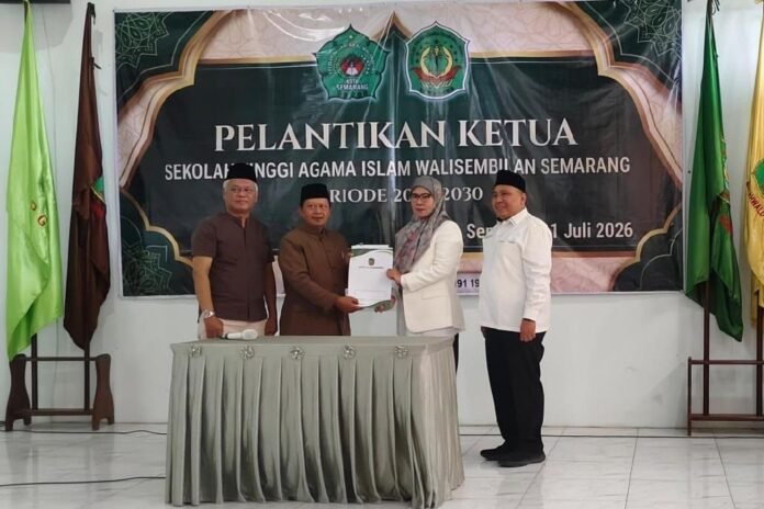 Ketua Yayasan Al-Jami’ah Al-Masyhariyah Semarang (Yayasan Al-Jami’ah), Drs. H. Agus Chrismono, M.Pd, melantik Dr. Hj. Uswatun Marhamah, S.Ag., M.Pd. sebagai Ketua Sekolah Tinggi Agama Islam Walisembilan (SETIA WS) Periode 2026-2030, menggantikan Drs. H. Muhlisin, S.E, M.Ag., M.M. (Foto : Dokumen)
