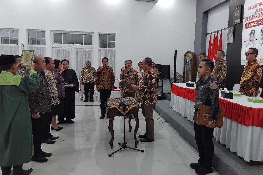 Bupati Karanganyar Bupati Karanganyar Rober Christanto melantik dan mengambil sumpah jabatan pejabat eselan II,III dan IV. (Foto : Iwan)