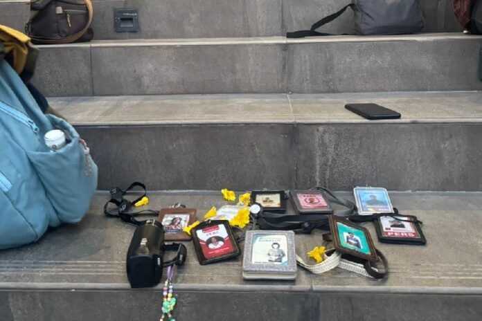 Aksi protes wartawan Semarang menyebar id card di area Muladi Dome Undip karena dilarang meliput. (Foto: Kamal)