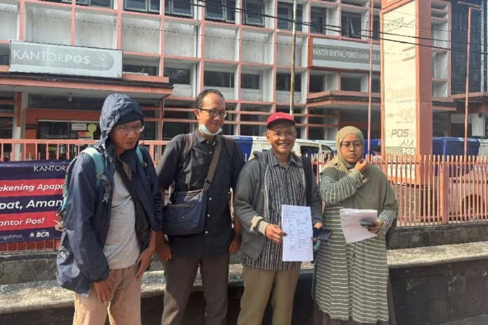 Pekerja Suara Merdeka saat mendatangi kantor Pos Pleburan Kota Semarang, untuk melayangkan aduan ke dewan pers, Jumat (3/7/2026) siang. (Foto:Kamal)