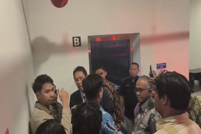 Mahasiswa Undip saat menghadang Menteri Keuangan Purbaya Yudhi Sadewa seusai memberikan kuliah umum di Muladi Dome, Semarang, Jumat (3/7/2026). (Foto:Dok Mahasiswa)