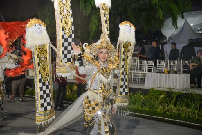 Kontingen Kota Semarang dalam Karnaval Nusantara dalam rangka Rakernas XVIII Asosiasi Pemerintah Kota Seluruh Indonesia (APEKSI) 2026. (Foto : Dok Pemkot Semarang)