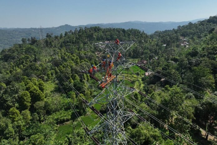 Ilustrasi Petugas PLN yang sedang melakukan pemeliharaan jaringan listrik SUTT 150 kV Pratu–Bayah, Banten guna menjaga keandalan pasokan listrik kepada masyarakat.