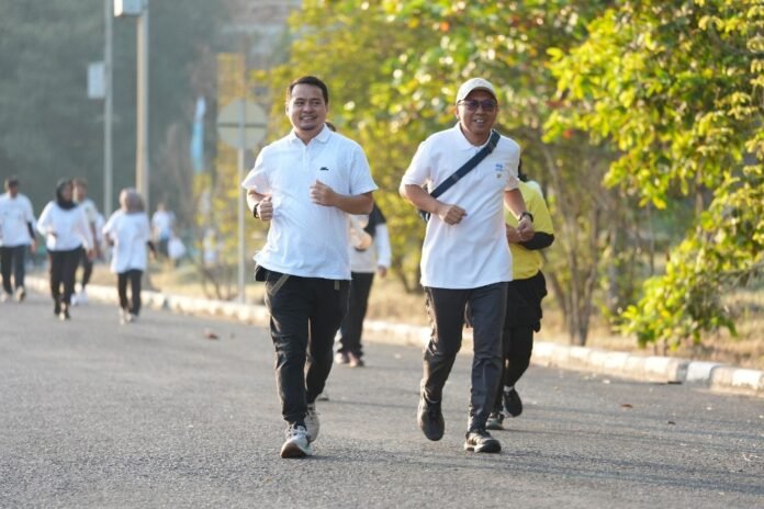 Peserta lari pagi bersama tampak menikmati suasana olahraga pagi di lingkungan Komplek PLTU Tanjung Jati B, Desa Tubanan, Kecamatan Kembang, Kabupaten Jepara, Jumat (26/6/2026).