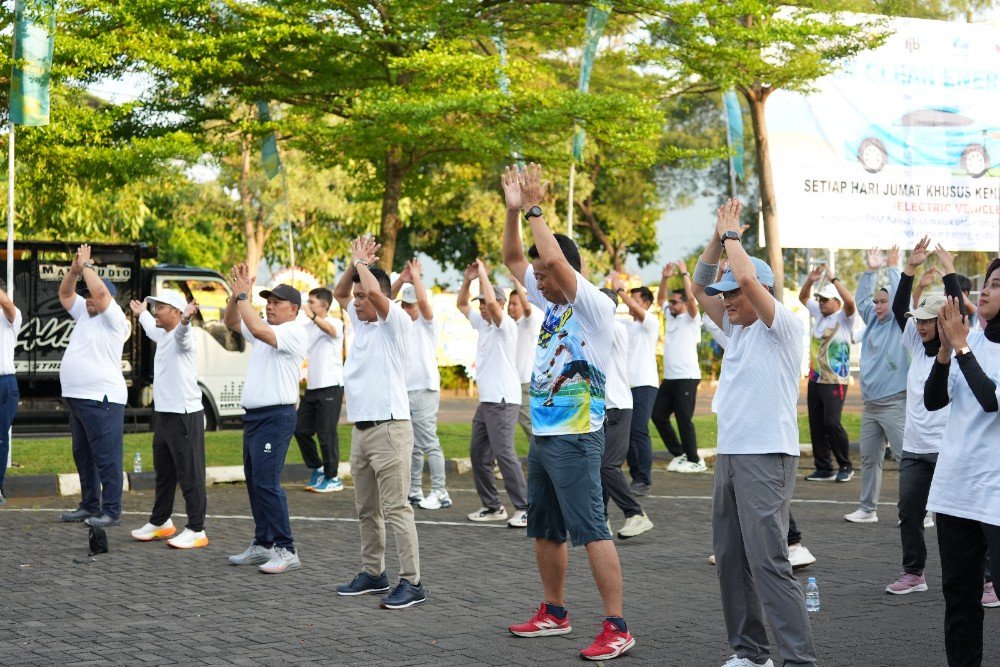 Peserta mengikuti senam pagi bersama sebagai bagian dari rangkaian peringatan HUT ke-23 PLN UIK Tanjung Jati B di Komplek PLTU Tanjung Jati B, Desa Tubanan, Kecamatan Kembang, Kabupaten Jepara, Jumat (26/6/2026).
