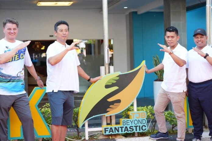 General Manager PLN UIK Tanjung Jati B, Andi Makkasau bersama perwakilan entitas TJB Raya memperkenalkan logo dan tagline baru “TJB Beyond Fantastic” dalam rangka peringatan HUT ke-23 PLN UIK Tanjung Jati B di Komplek PLTU Tanjung Jati B, Desa Tubanan, Kecamatan Kembang, Kabupaten Jepara, Jumat (26/6/2026). (Foto : Dok PLN)