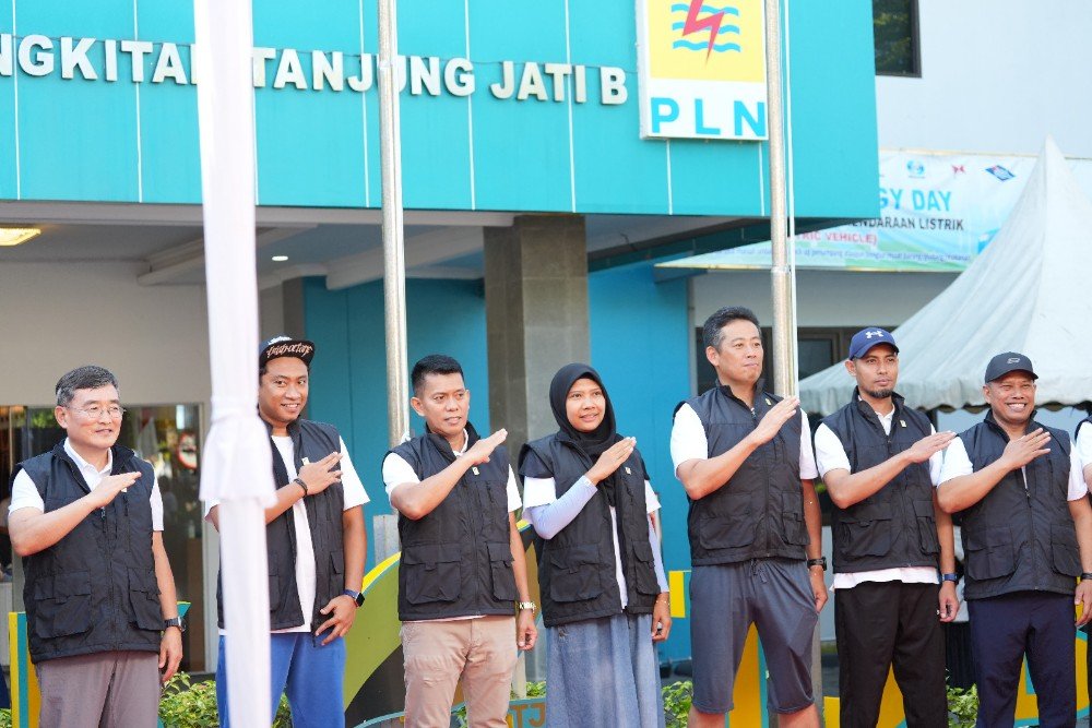 General Manager PLN UIK Tanjung Jati B, Andi Makkasau, menyampaikan sambutan dalam rangka launching logo dan tagline baru “TJB Beyond Fantastic” pada peringatan HUT ke-23 PLN UIK Tanjung Jati B di Komplek PLTU Tanjung Jati B, Desa Tubanan, Kecamatan Kembang, Kabupaten Jepara, Jumat (26/6/2026). (Foto : Dok PLN)