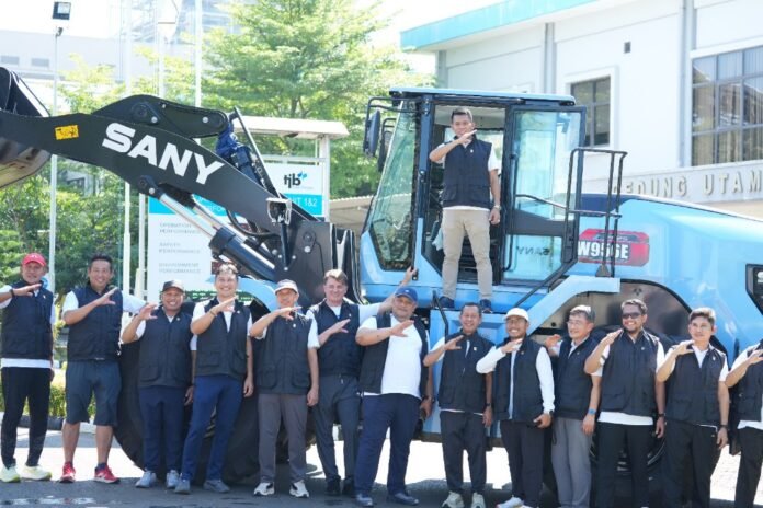 General Manager PLN UIK Tanjung Jati B, Andi Makkasau, menyampaikan sambutan dalam launching program EV Heavy Duty Machine pada peringatan HUT ke-23 PLN UIK Tanjung Jati B di Komplek PLTU Tanjung Jati B, Desa Tubanan, Kecamatan Kembang, Kabupaten Jepara, Jumat (26/6/2026).