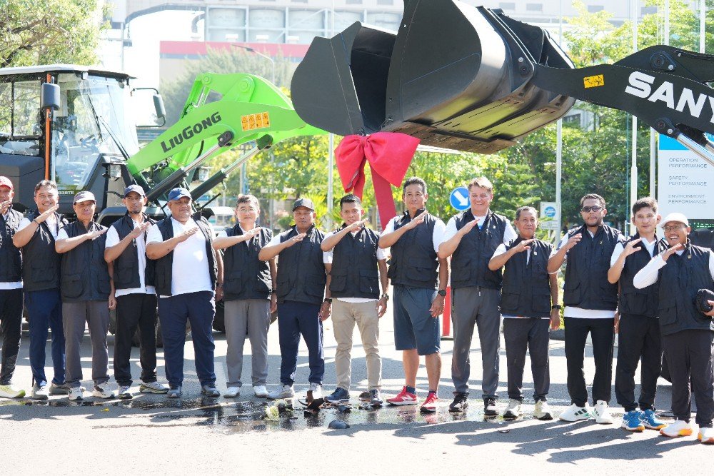 General Manager PLN UIK Tanjung Jati B, Andi Makkasau, bersama perwakilan entitas TJB Raya berfoto bersama pada launching program EV Heavy Duty Machine di Komplek PLTU Tanjung Jati B, Desa Tubanan, Kecamatan Kembang, Kabupaten Jepara, Jumat (26/6/2026).
