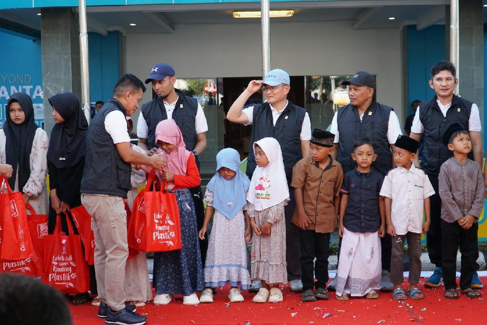 General Manager PLN UIK Tanjung Jati B, Andi Makkasau, menyerahkan santunan kepada anak yatim dan dhuafa dalam rangka peringatan HUT ke-23 PLN UIK Tanjung Jati B di Komplek PLTU Tanjung Jati B, Desa Tubanan, Kecamatan Kembang, Kabupaten Jepara, Jumat (26/6/2026).