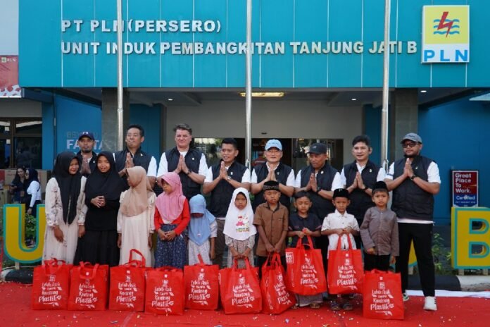 Manajemen PLN UIK Tanjung Jati B bersama perwakilan entitas TJB Raya berfoto bersama dengan penerima santunan anak yatim dan dhuafa dalam rangka peringatan HUT ke-23 PLN UIK Tanjung Jati B di Komplek PLTU Tanjung Jati B, Desa Tubanan, Kecamatan Kembang, Kabupaten Jepara, Jumat (26/6/2026).