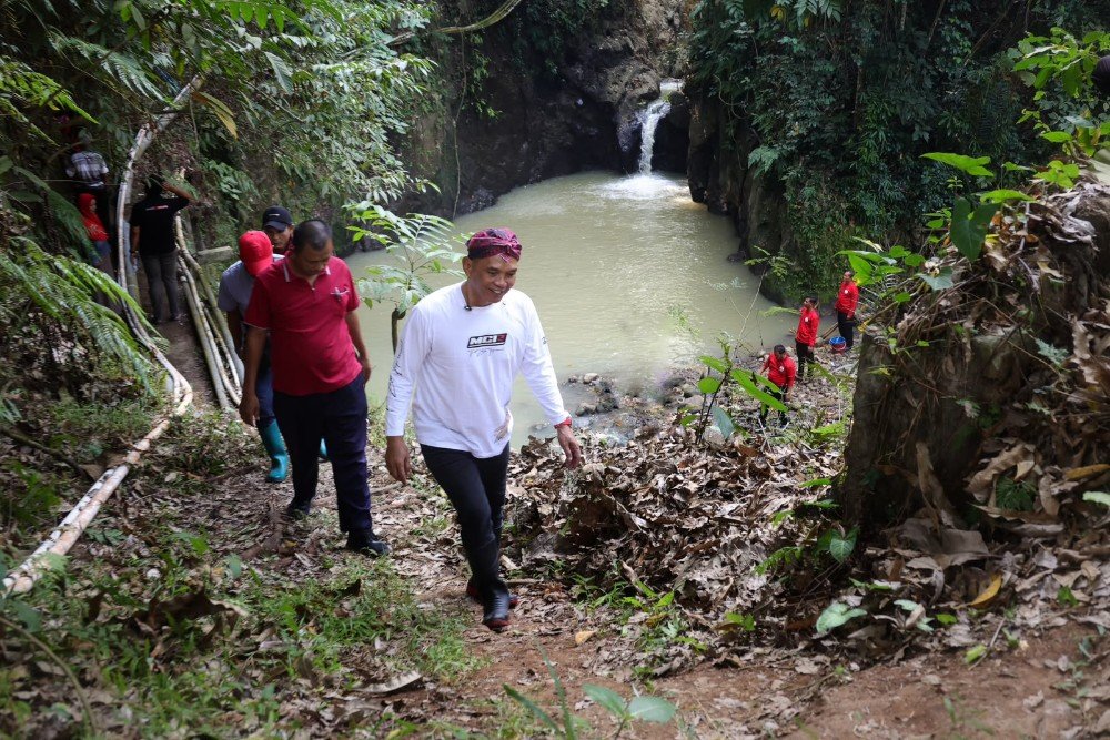 Ketua DPRD Jateng Sumanto menggelar aksi menanam pohon bertajuk "Jogo Kali Merawat Bumi" di Desa Ngadirejo, Kecamatan Mojogedan. (Foto : Dok DPRD Jateng)