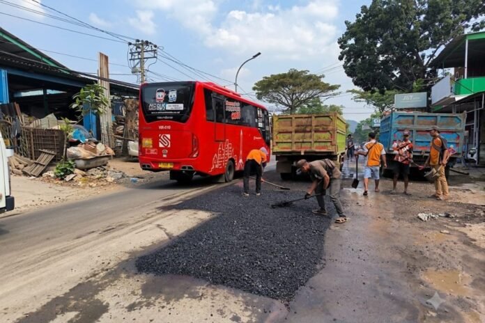 Kerusakan jalan di kawasan Tanjakan Kalipancur, Manyaran.