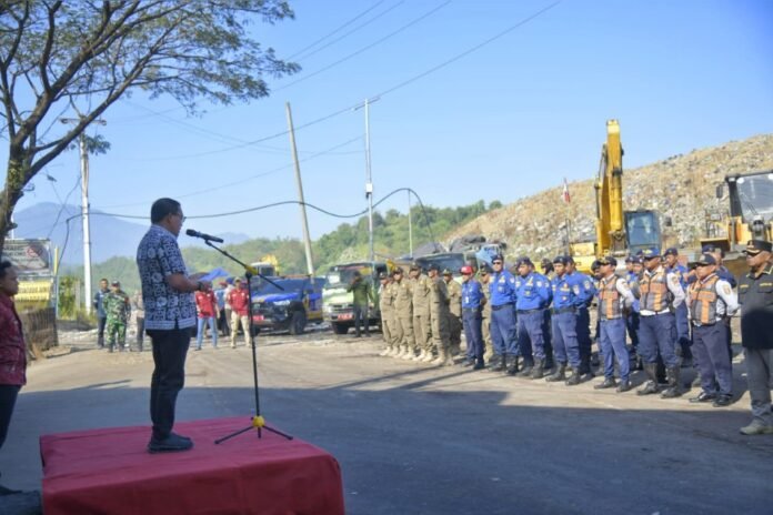 Sekretaris Daerah Kota Semarang Handi Priyanto saat memimpin Apel Kesiapsiagaan Antisipasi Kebakaran TPA Jatibarang, Kamis (9/7/2026). (Foto : Dok Pemkot Semarang)