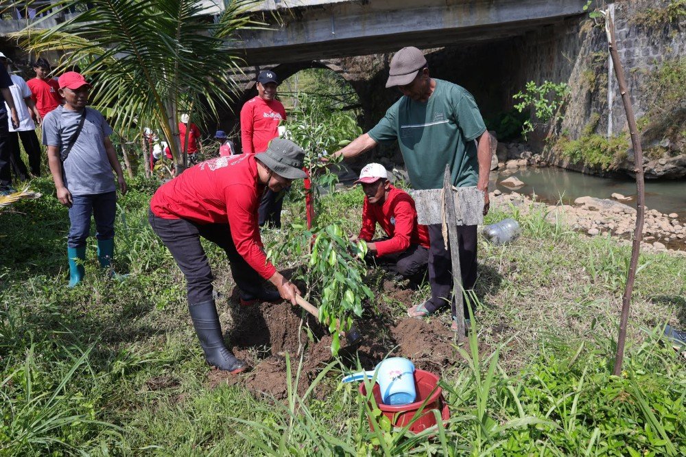 Ketua DPRD Jateng Sumanto dalam kegiatan penanaman pohon Jogo Kali Merawat Bumi di Desa Jatiyoso, Kecamatan Jatiyoso, Kabupaten Karanganyar, belum lama ini. (Foto : Dok DPRD Jateng)