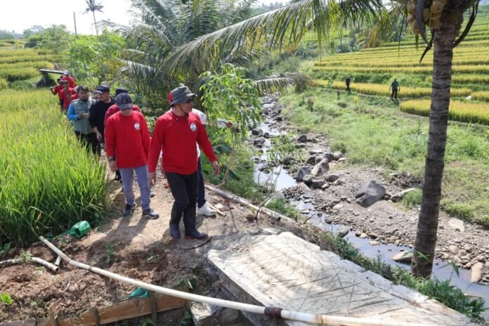 Ketua DPRD Jateng Sumanto dalam kegiatan penanaman pohon Jogo Kali Merawat Bumi di Desa Jatiyoso, Kecamatan Jatiyoso, Kabupaten Karanganyar, belum lama ini. (Foto : Dok DPRD Jateng)