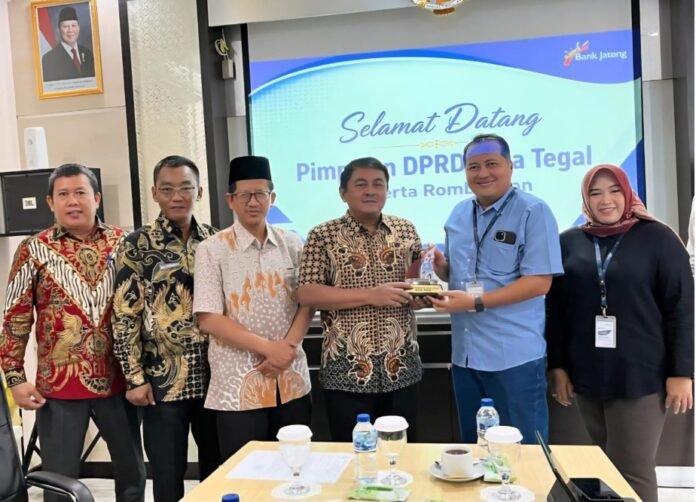 Ketua DPRD Kota Tegal beserta jajaran saat melakukan kunjungan kerja ke Bank Jateng Cabang Jakarta, Jumat (26/6), untuk membahas optimalisasi penyaluran KUR bagi warga perantauan. (Foto : Dok Bank Jateng)