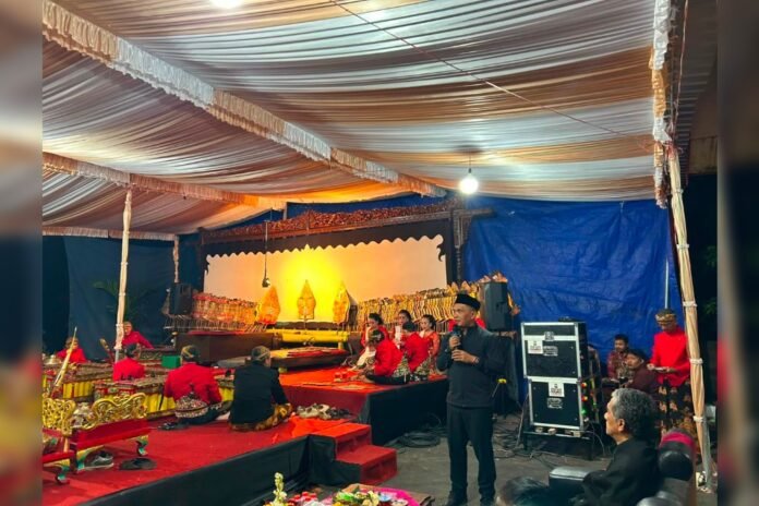 Ketua DPRD Jateng Sumanto menggelar pertunjukan wayang kulit semalam suntuk dengan lakon 