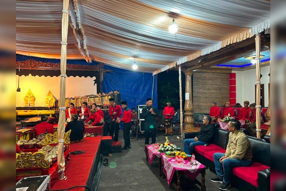Ketua DPRD Jateng Sumanto menggelar pertunjukan wayang kulit semalam suntuk dengan lakon "Semar Mbangun Kahyangan. (Foto : Dok DPRD Jateng)