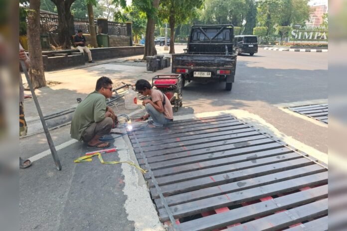 Dinas Pekerjaan Umum (DPU) Kota Semarang menyampaikan klarifikasi terkait grill pada badan jalan di Jalan Pahlawan yang kembali menimbulkan bunyi saat dilintasi. (Foto : Dok Pemkot Semarang)