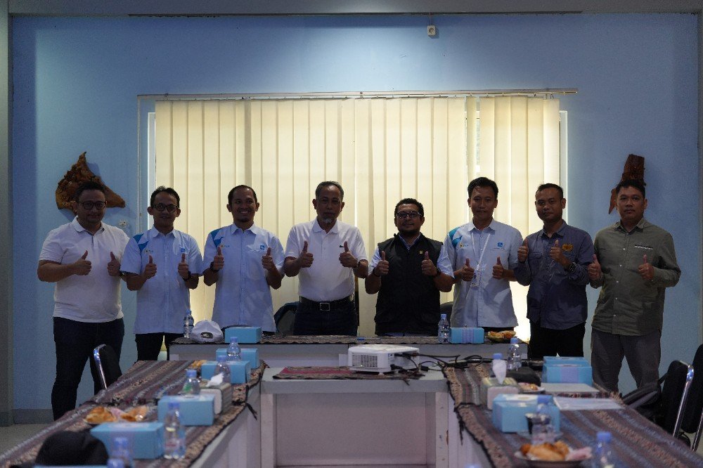 Jajaran manajemen PLN UID Jawa Tengah, PLN UIK Tanjung Jati B, dan tenaga ahli Rumah BUMN Jepara berfoto bersama usai kegiatan serah terima pengelolaan Rumah BUMN Jepara di Kauman, Jepara, Selasa (30/6/2026). (Foto : Dok PLN)