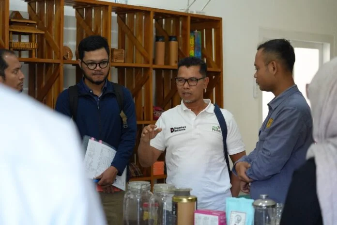 Tenaga ahli TJSL PLN UIK Tanjung Jati B, PLN UID Jawa Tengah dan Rumah BUMN Jepara berdiskusi di Rumah BUMN Jepara, Kauman, Jepara, Selasa (30/6/2026). (Foto : Dok PLN)
