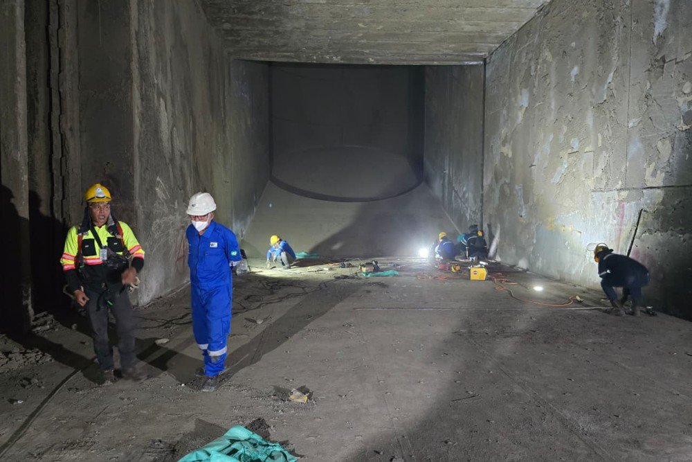 Petugas melaksanakan pekerjaan pemeriksaan dan pemeliharaan pada area peralatan pendukung Unit 2 PLTU Tanjung Jati B. (Foto : Dok PLN)