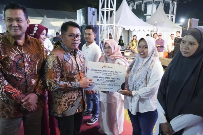 Pemimpin Bank Jateng Cabang Koordinator Magelang, Dwi Andy Setiyawan bersama perwakilan UMKM penerima manfaat KUR di sela-sela Magelang Fair 2026. (Foto : Dok Bank Jateng)