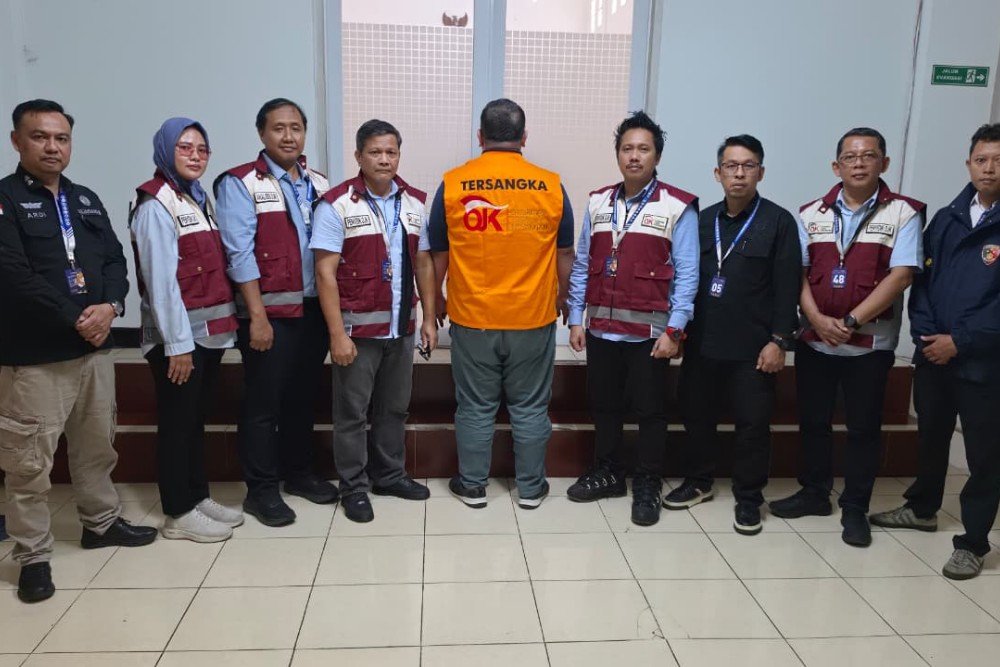 OJK Otoritas Jasa Keuangan (OJK) menyerahkan tersangka beserta barang bukti (Tahap II) kasus dugaan tindak pidana perasuransian PT Asuransi Jiwa Prolife Indonesia. (Foto : Dok OJK)