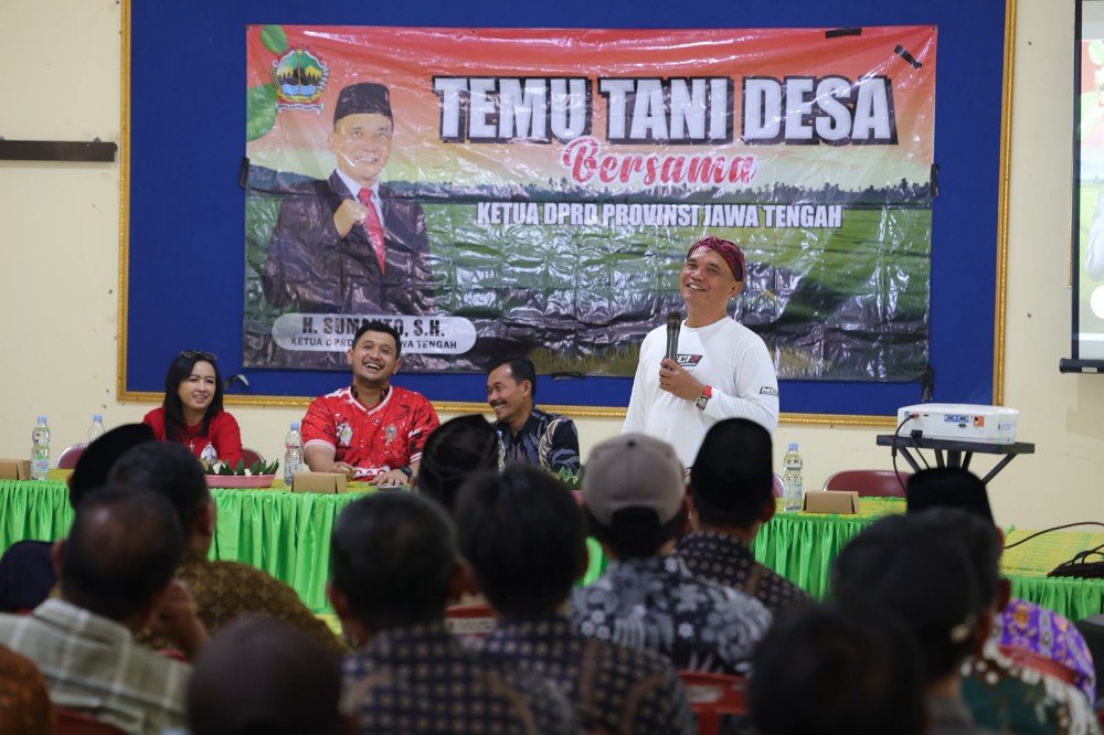 Ketua DPRD Jateng, Sumanto dalam dialog interaktif acara Temu Tani yang berlangsung di Desa Ngadirejo, Kecamatan Mojogedang, Kabupaten Karanganyar, belum lama ini. (Foto : Dok DPRD Jateng)