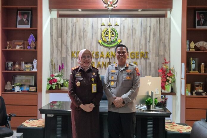 Kapolres Karanganyar AKBP Arman Sahti bersama Kajari Karanganyar Era Indah Soraya usai melakukan pertemuan. (Foto : Istimewa)