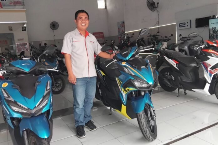 Kepala Cabang Taruna Jaya Motor Karangamyar, Darsono. (Foto : ALIF)