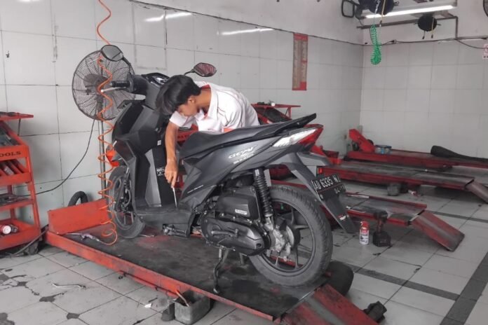Salah satu mekanik Taruna Jaya melakukan servis berkala terhadap kendaraan miliknya. (Foto : Alif)