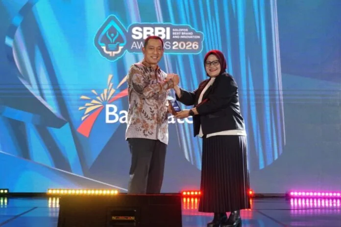 Direktur Utama Bank Jateng, Bambang Widyatmoko (kiri), menerima penghargaan kategori Outstanding Regional Digital Governance Partner dalam ajang puncak penganugerahan Solopos Best Brand and Innovation (SBBI) Awards 2026 di Hotel Alana, Solo, Jumat (17/7/2026). (Foto : Dok Bank Jateng)