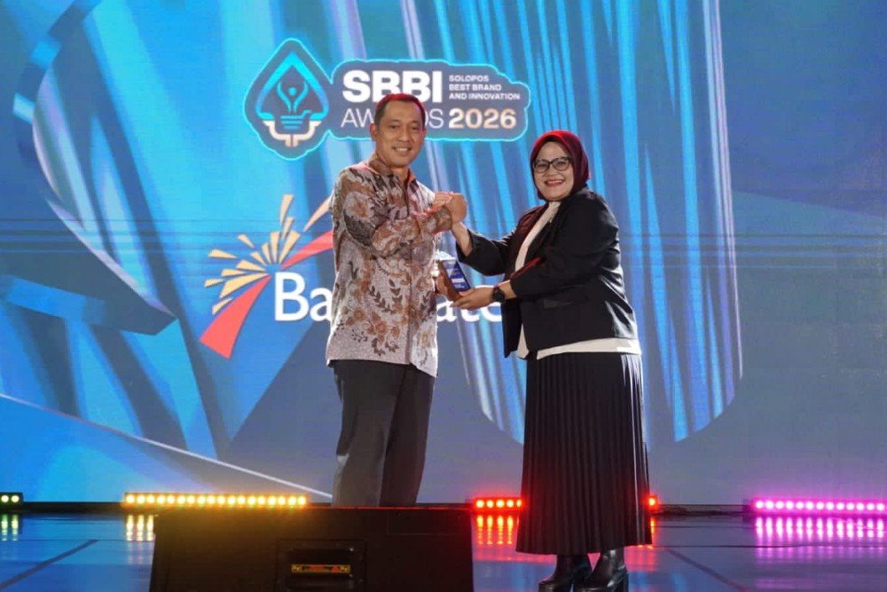 Bank Jateng Direktur Utama Bank Jateng, Bambang Widyatmoko (kiri), menerima penghargaan kategori Outstanding Regional Digital Governance Partner dalam ajang puncak penganugerahan Solopos Best Brand and Innovation (SBBI) Awards 2026 di Hotel Alana, Solo, Jumat (17/7/2026). (Foto : Dok Bank Jateng)