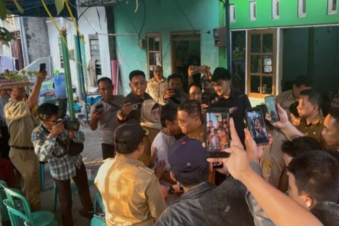 Gubernur Jawa Tengah (Jateng) Ahmad Luthfi saat di rumah duka korban kecelakaan kereta Semarang di Kuningan, Semarang Utara, Senin (20/7/2026). (Foto: Kamal)